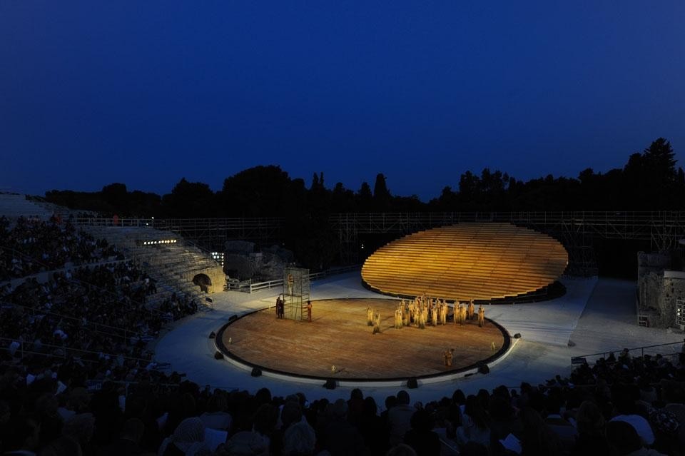 La scenografia di OMA per Il Prometeo Incatenato, Le Baccanti e Gli Uccelli al Teatro Greco di Siracusa