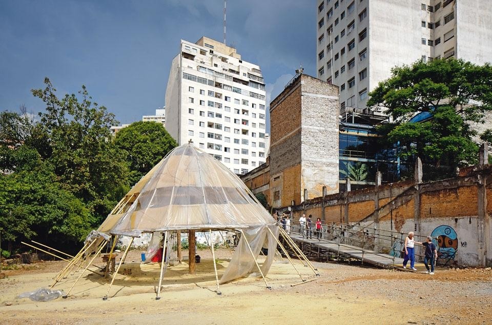 Lo sbocco dei varchi ad arco verso le proprietà di Silvio Santos. Qui la compagnia del Teatro Oficina appronta le attrezzature effimere per gli spettacoli che richiamano un pubblico numeroso 
