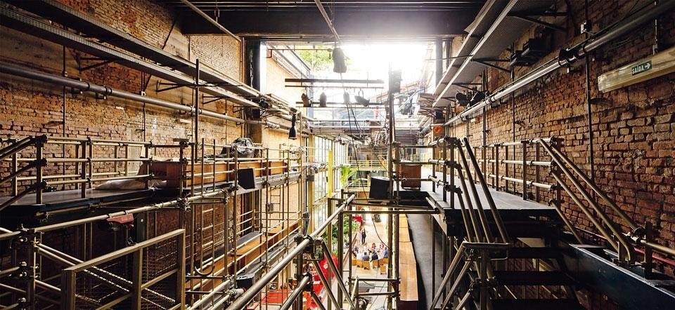 In apertura: attorno al canuto José Celso Martinez Corrêa, 
i membri della compagnia, il fratello e la nipote dello studio JBMC di San Paolo, incaricato dell’estensione del teatro e gli inviati
di Domus. Qui sopra: ballatoi e impianti tecnici appaiono una sovrastruttura modulabile aggiunta ai muri perimetrali dell’edificio originario, dove anche un’ampia porzione del tetto può essere aperta
