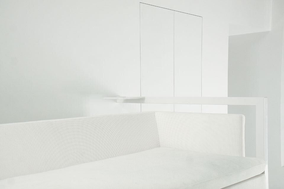 Rahm distribuisce gli arredi
e ripartisce le funzioni nello
spazio privo di divisioni,
considerando come
parametri di riferimento
i comportamenti fisici
intrinsechi dell’aria calda e
fredda e l’intensità luminosa