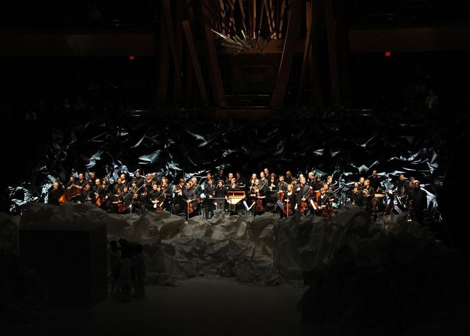 Los Angeles Philharmonic, diretta da Gustavo Dudamel: <i>Mozart/da Ponte Trilogy: Don Giovanni</i>. Regia di Christopher Alden, scenografia di Frank Gehry, costumi di Rodarte. Walt Disney Concert Hall, 18 – 26 maggio 2012 
