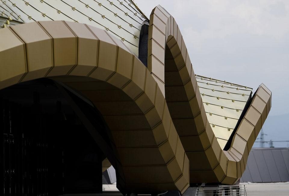 Dettaglio della copertura in scandole di alluminio