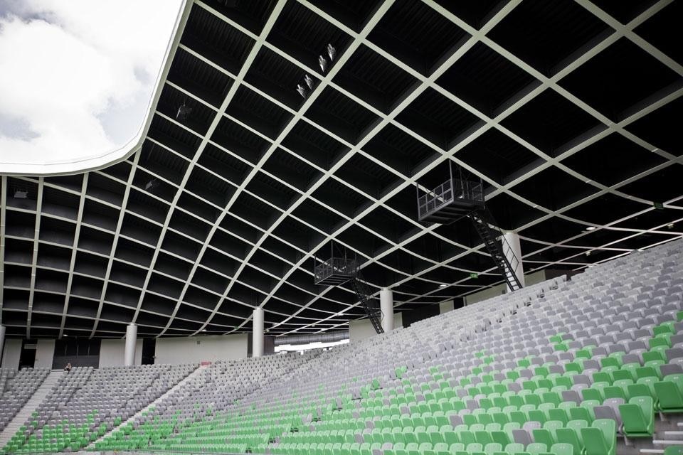 La copertura in acciaio dello stadio si sviluppa su una maglia di 4 x 4 m