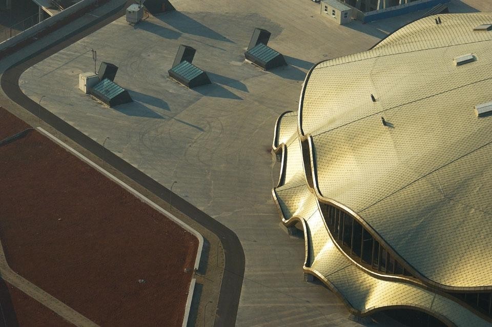 La conchiglia del tetto dell'arena si appoggia sul piano del parco pubblico