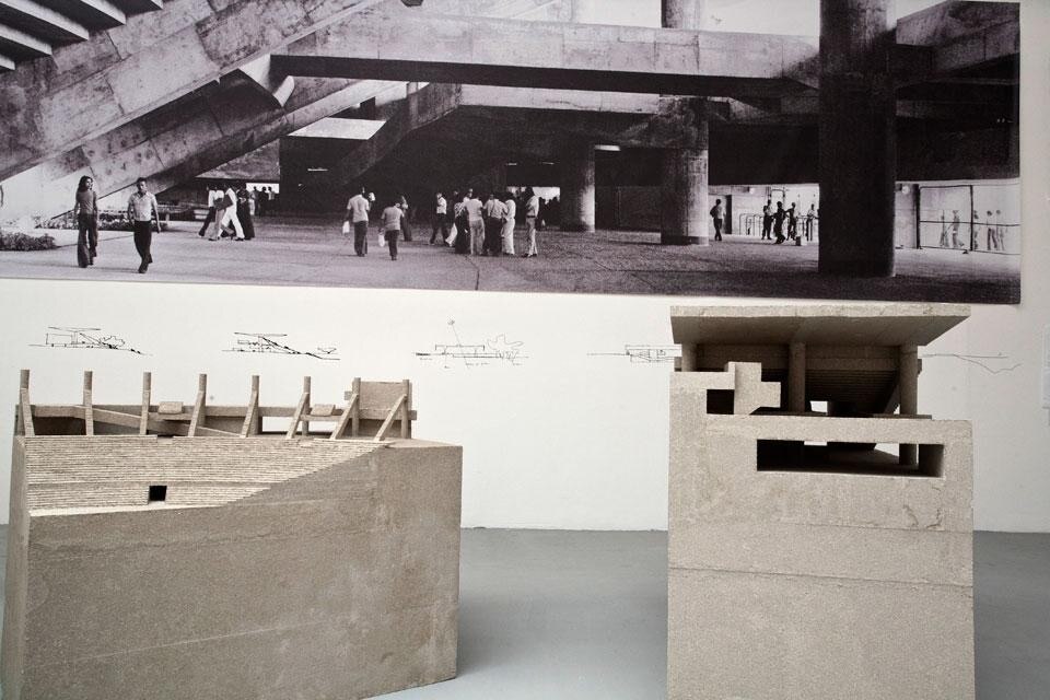 I plastici in carta pesta dello stadio (foto Biennale di Venezia)