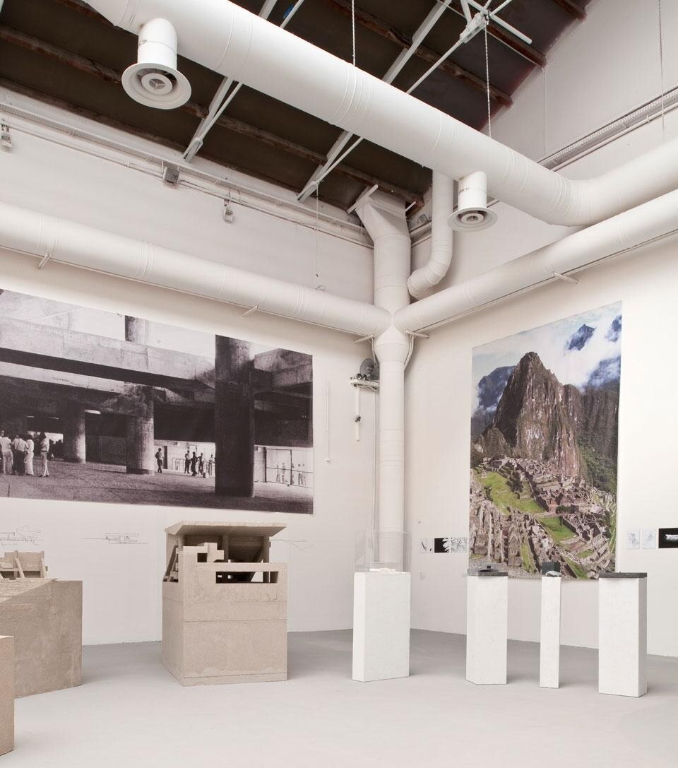Il nuovo mondo e il mondo antico a confronto: a sinistra, uno scorcio dello stadio Serra Dourada progettato da Mendes da Rocha e, a destra, le rovine di Machu Picchu (foto Biennale di Venezia)