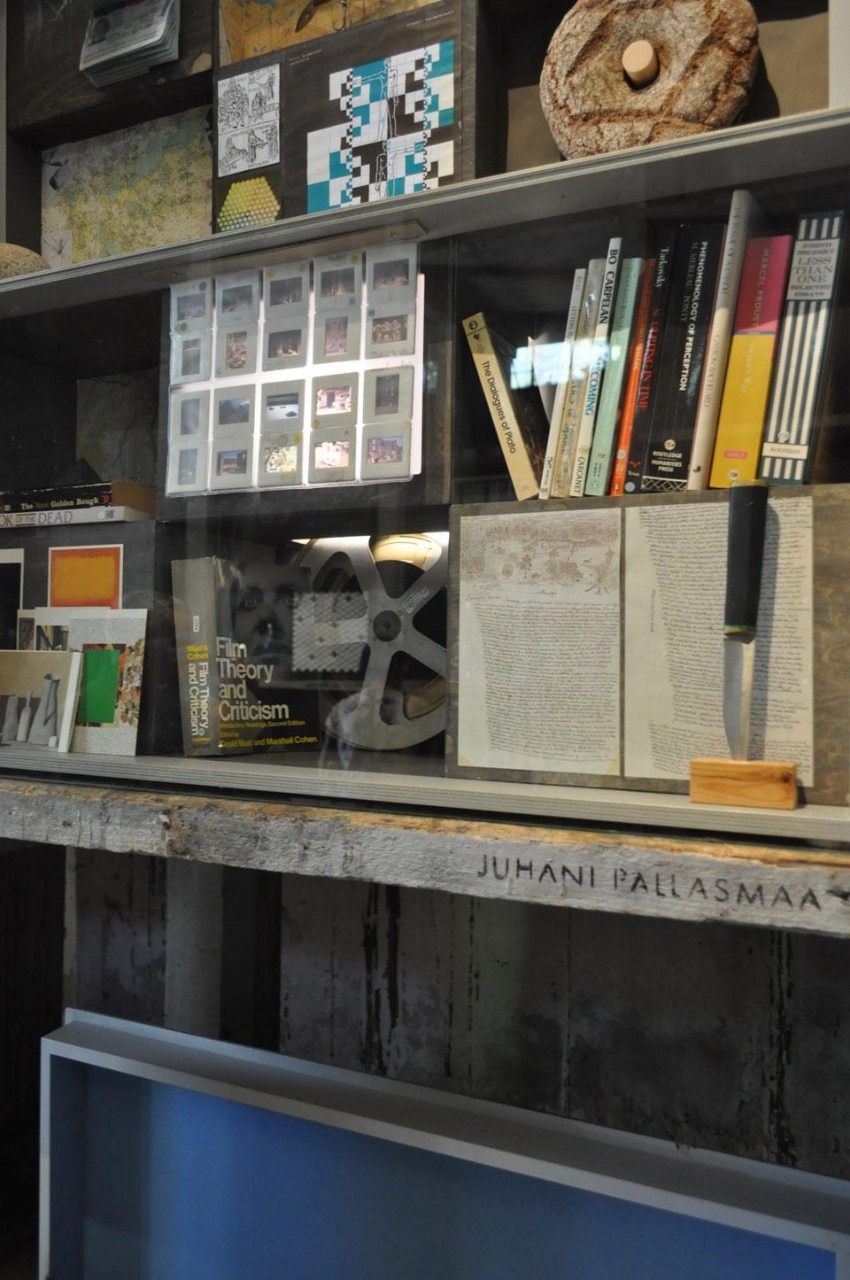 La scatola di Juhani Pallasmaa è una miscellanea di immagini di opere d'arte, saggi di teoria e critica cinematografica e libri di filosofia come i <i>Dialoghi</i> di Platone