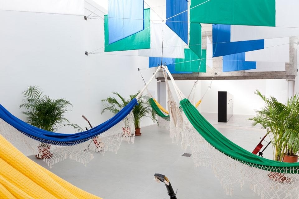 In apertura: <i>Riposatevi</i>, l'installazione che Lucio Costa progettò nel 1964 per la XIII Triennale di Milano (foto di Gaia Cambiaggi). Questo progetto interpretava a pieno titolo il tema della Triennale milanese, ossia il "tempo libero" (sopra: foto di Patricia Parinejad)