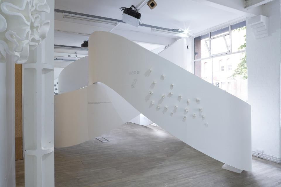 <i>Tangling</i> di Akihisa Hirata, in mostra all'Architecture Foundation di Londra. Lungo la struttura e intorno a essa sono rappresentati circa venti progetti. Sono ordinati in gruppi tematici che condividono l'interesse per l'interconnessione e la sovrapposizione tra forme naturali e forme artificiali. 