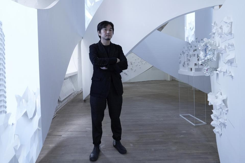 Akihisa Hirata all'interno di Tangling, struttura da lui ideata. In mostra all'Architecture Foundation di Londra.