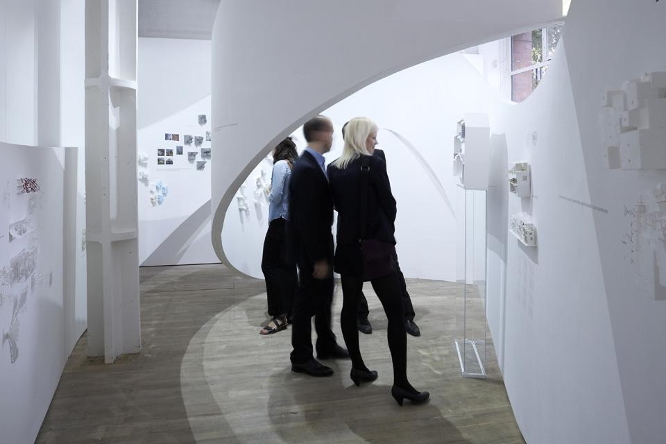 Tangling di Akihisa Hirata, in mostra all'Architecture Foundation di Londra. L'intrico della struttura e dell'esposizione è un espediente che rende inoltre concreti i valori della complessità e dell'interconnessione su cui si fonda la prospettiva dell'architetto