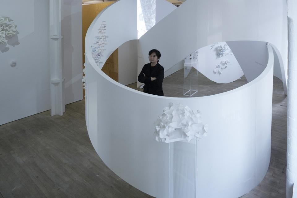 <i>Tangling</i> di Akihisa Hirata, in mostra all'Architecture Foundation di Londra. L'anello è la materializzazione del "groviglio", il concetto su cui si basa l'opera di Hirata e che l'architetto considera la migliore prospettiva per un'architettura creativa