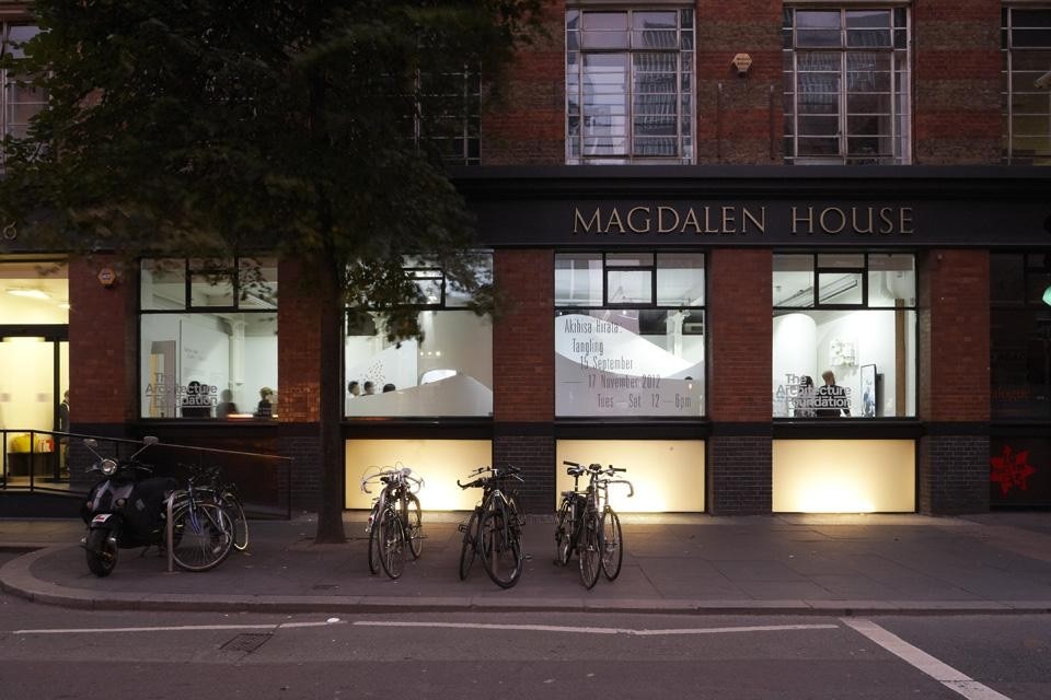 <i>Tangling</i> di Akihisa Hirata, in mostra all'Architecture Foundation di Londra. Vista dall'esterno