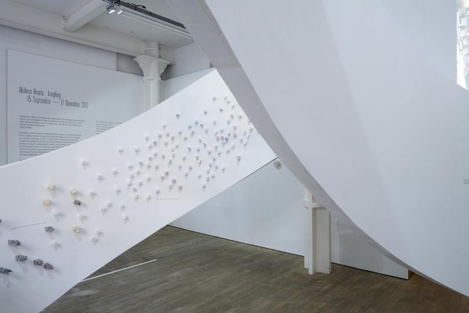 <i>Tangling</i> di Akihisa Hirata, in mostra all'Architecture Foundation di Londra. La struttura obbliga il visitatore a chinarsi per passare sotto le sue basse arcate e a insinuarsi nei suoi stretti passaggi, provocando una concreta presa di coscienza dell'ambiente architettonico