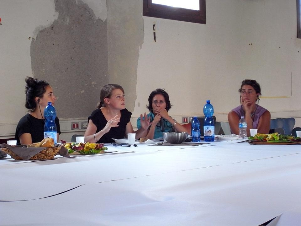 L'incontro/pranzo di Zupi-Zuppa-Soup. Irina Bancescu (seconda da sinistra) introduce la discussione  