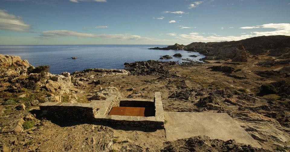 In apertura e qui sopra: Marti Franch (EMF), con Ton Ardèvol, riabilitazione ambientale dell'area Tudela Culip (Cleb Med) nell'area del Parco Naturale di Cap de Creus, nei pressi di Girona