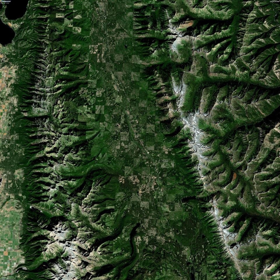 Immagine satellitare di foreste a scacchiera attorno al Seeley Lake, Montana, 2008.  Photo © Terraserver