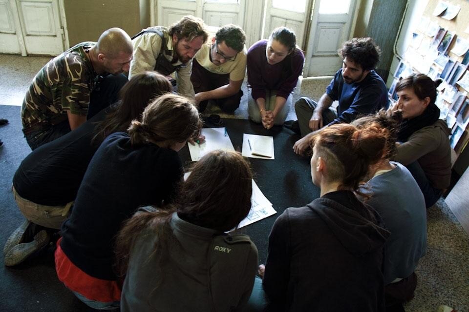 "Costruiamo insieme il caffé letterario", nuovo workshop di MACAO ed EXYZT organizzato nell'ex borsa dei macelli milanesi, ottobre 2012