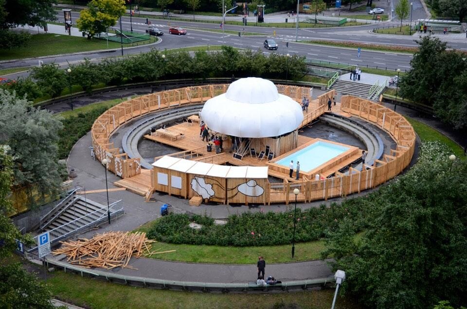 L'installazione <i>UFO, Unexpected Fountain Occupation</i> di EXYZT, a Varsavia, luglio-agosto 2011. Photo Emmanuel Gabily