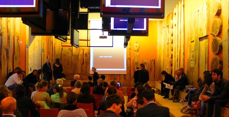 In apertura: ingresso al workshop "Innesti, Matrioske & C", alla Triennale di Milano, lo scorso 30 ottobre. Qui sopra: un momento del workshop