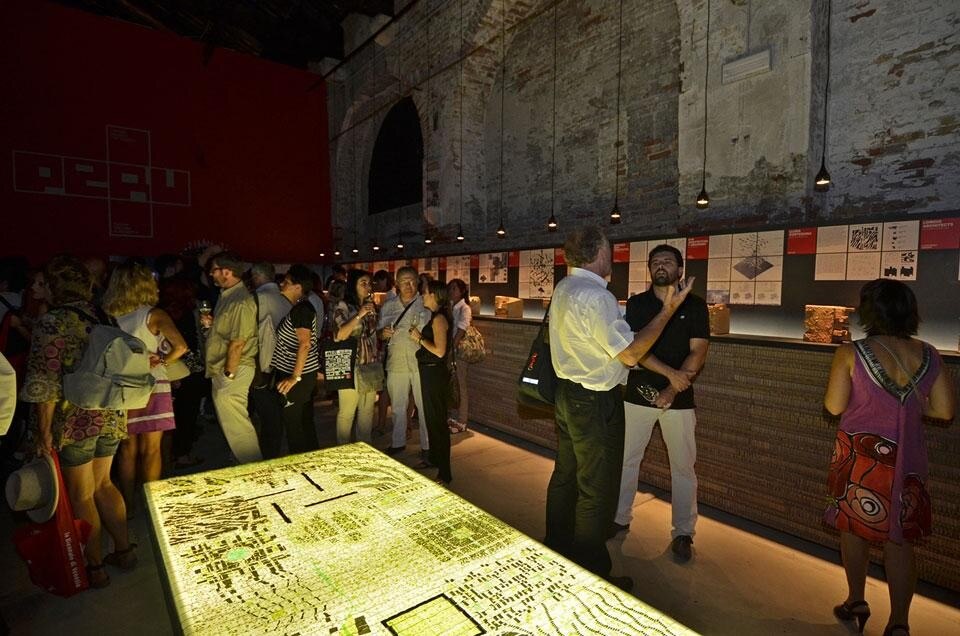 In apertura e qui sopra: veduta della mostra nel padiglione del Perù. Fotografie Gino Gabrieli 