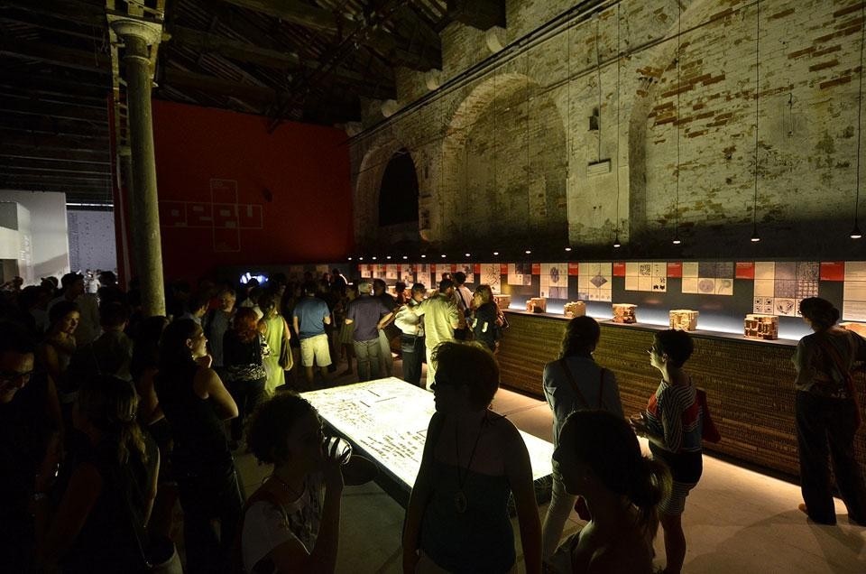 Veduta della mostra nel padiglione del Perù. Fotografia Gino Gabrieli 