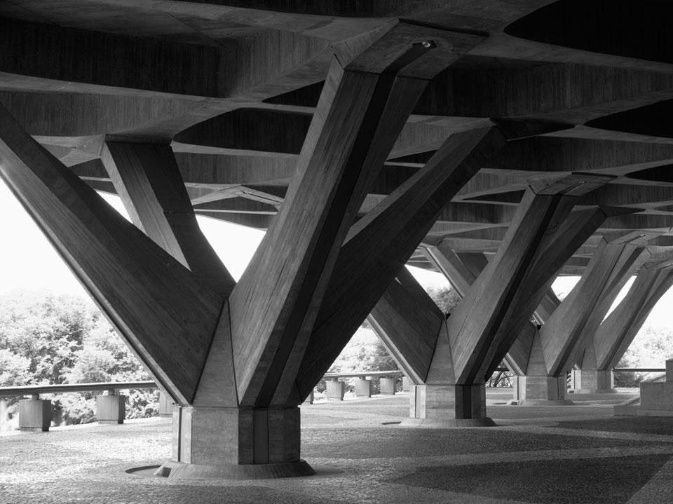 Ambasciata d'Italia a Brasilia, pilastri del piano terra, 1969. Photo  Mario Carrieri, courtesy Pier Luigi Nervi Project, Bruxelles