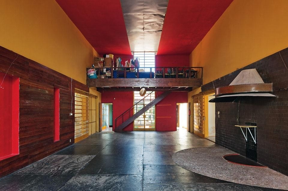 Il salone centrale
con il camino