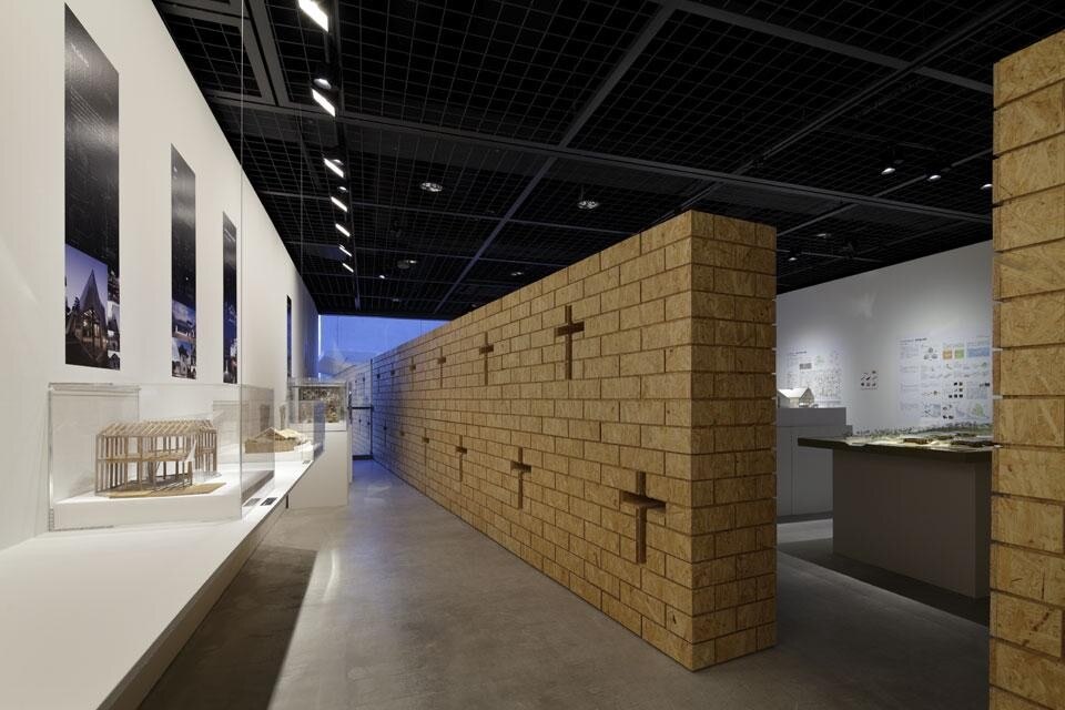 Vista della mostra "Tomorrow: The Challenge of Architecture" alla TOTO Gallery MA. Photo © Nacása & Partners Inc.