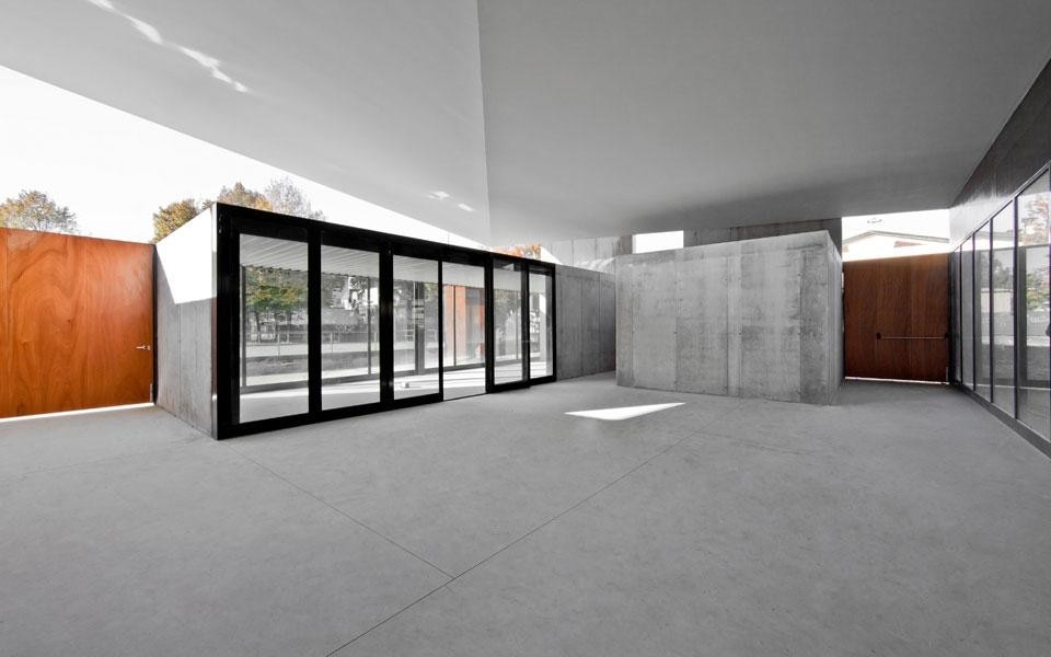 GSMM architetti, edificio polifunzionale, Dueville (Vicenza), Italia. Vista dello spazio esterno coperto