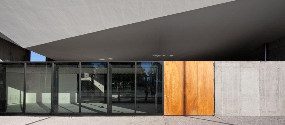 GSMM architetti, edificio polifunzionale, Dueville (Vicenza), Italia. Particolare ingresso principale    
