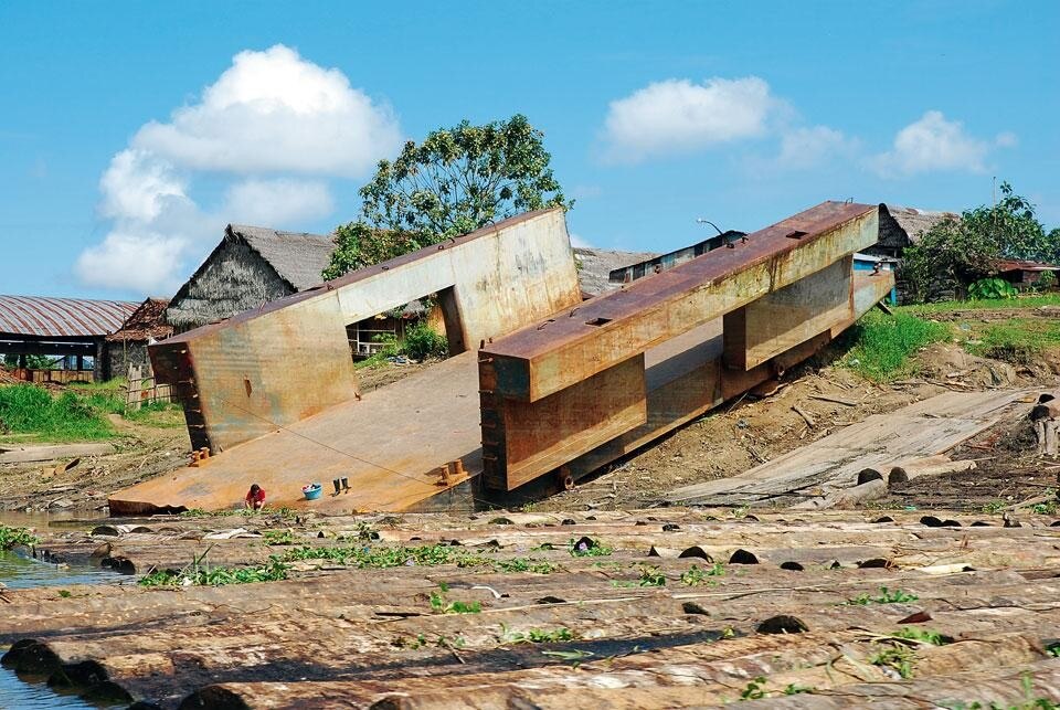 Rudere di imbarcazione sulla riva del fiume Napo, Iquitos, Perù. Photo Santiago del Hierro