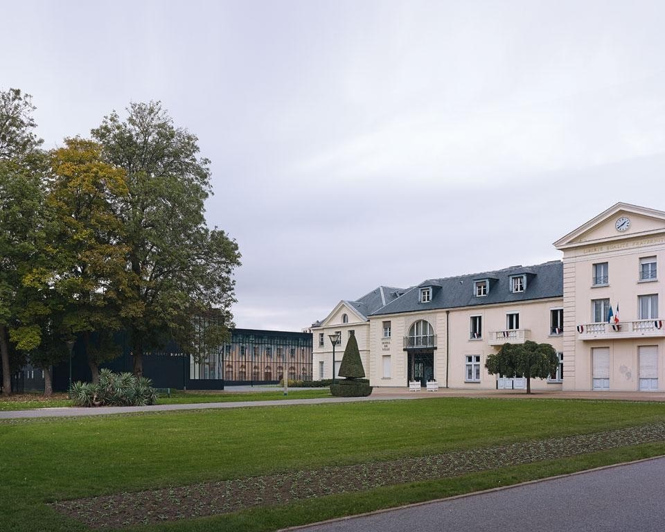Il rapporto con il palazzo
del municipio, riflesso
sul fronte della palestra