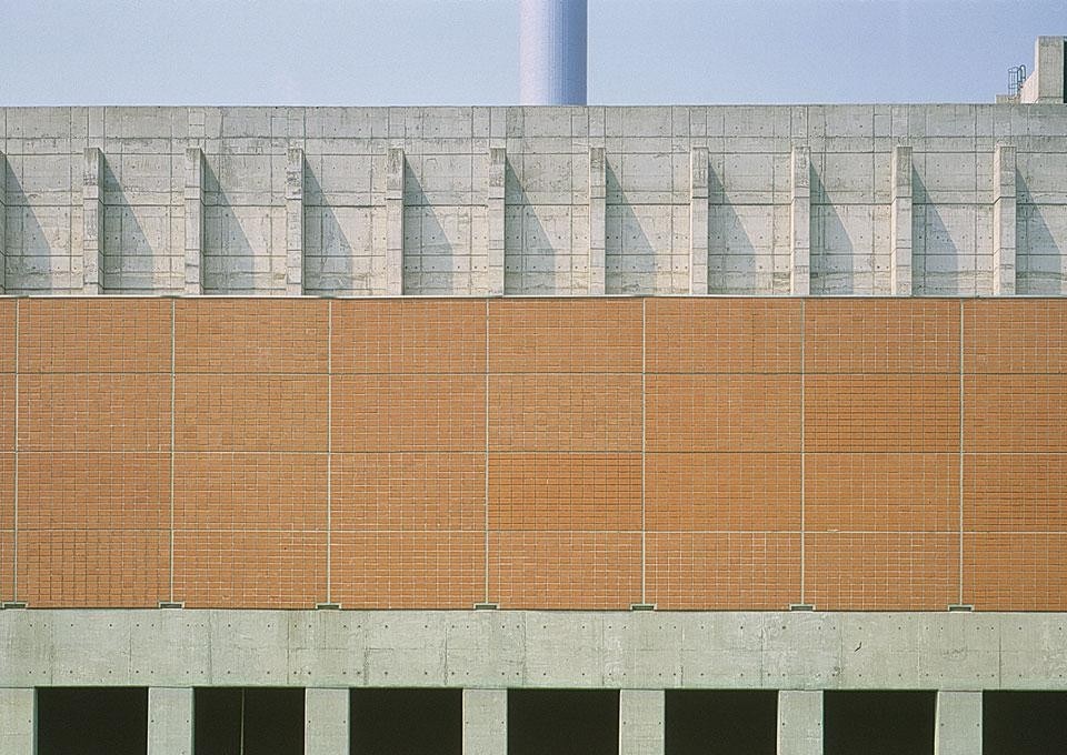 Quattroassociati, AMSA-A2A: termovalorizzatore Silla II, Figino, Milano. Costruito nel 2001 nei pressi della tangenziale, costituisce un esempio di rapporto indovinato tra architettura e infrastruttura in ambito peri-urbano.
Photo M. Carrieri
