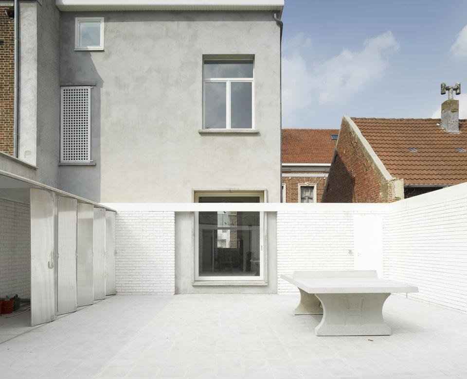Weekend House, Gand, Belgio. Il patio d’ingresso e l’entrata dalla strada

