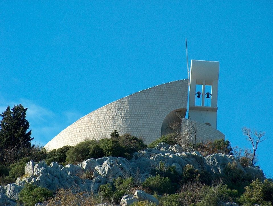 Nikola Bašic: Cappella della Madonna del Carmelo sulla collina di Okit, a Vodice, 1993-1998