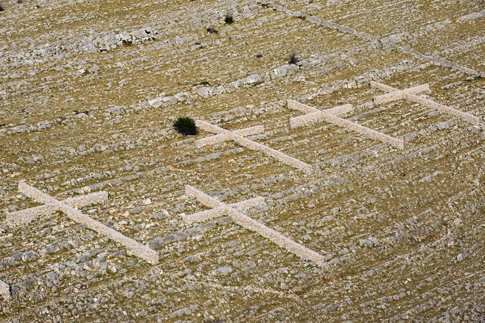 In apertura e qui sopra: Nikola Bašic, <i>Campo di croci</i>, monumento ai pompieri costruito nel 2010 sull'isola di Kornat