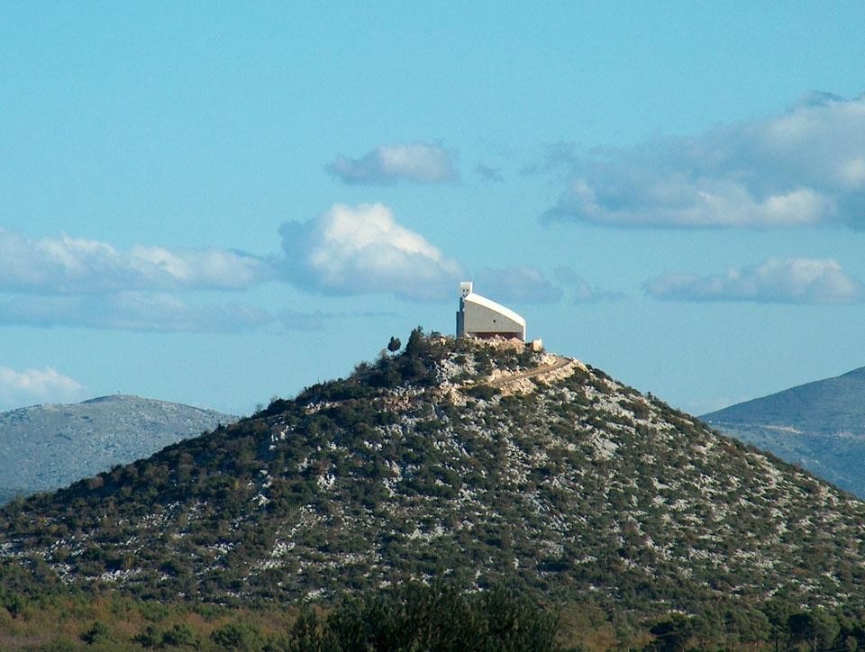 Nikola Bašic: Cappella della Madonna del Carmelo sulla collina di Okit, a Vodice, 1993-1998