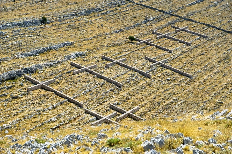 Nikola Bašic, <i>Campo di croci</i>, monumento ai pompieri costruito nel 2010 sull'isola di Kornat