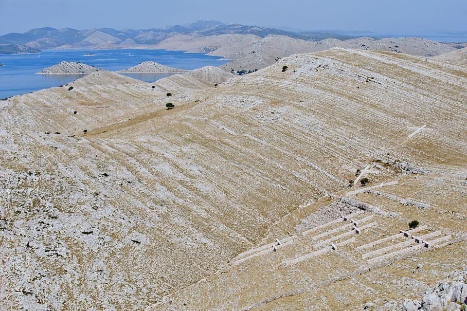 Nikola Bašic, <i>Campo di croci</i>, monumento ai pompieri costruito nel 2010 sull'isola di Kornat