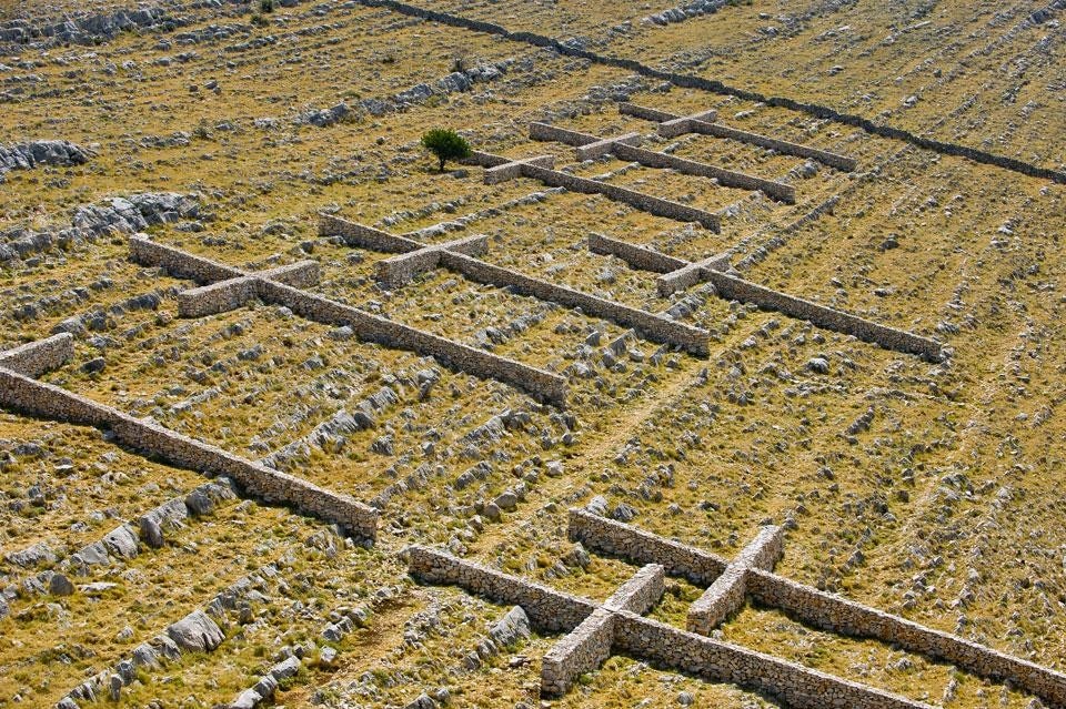 Nikola Bašic, <i>Campo di croci</i>, monumento ai pompieri costruito nel 2010 sull'isola di Kornat
