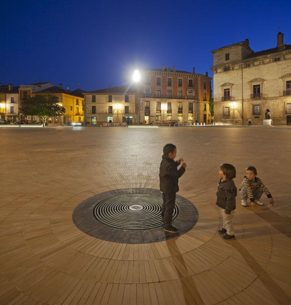 Il progetto per il ridisegno di Plaza Mayor de Almazan di Churtichaga+Quadra-Salcedo Arquitectos ha guadagnato una menzione d'onore nella categoria Architettura