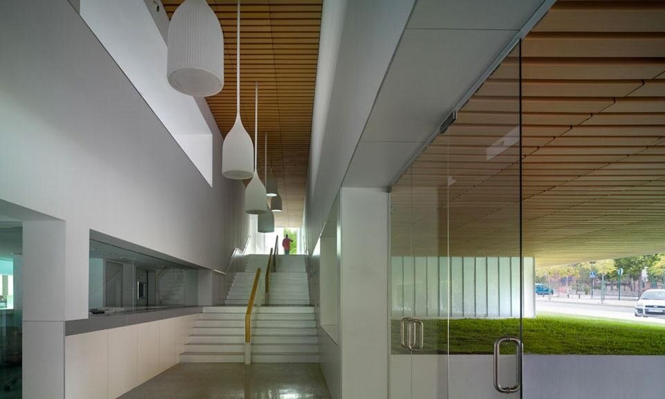 In apertura: Escuela de Hostelería en Matadero, la Scuola alberghiera dell'ex mattatoio di Medina-Sidonia, dello studio Sol 89 (María González García e Juanjo López de la Cruz), vincitore per la categoria Architettura. Qui sopra: la Escuela de Magisterio, la facoltà di Magistero di Granada, di Ramón Fernández-Alonso (Ramón Fernández e Alonso Borrajo), vincitore per la categoria Architettura d'interni