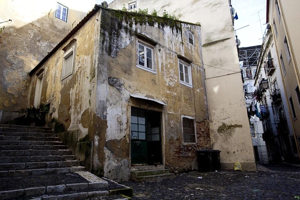 Artéria, Edificio-Manifesto, situazione preesistente, quartiere di Mouraria, Lisbona, Portogallo, 2012. Photo © Camilla Watson