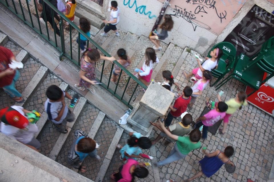 Per favorire il coinvolgimento della comunità,  Artéria ha intrapreso delle attività con i bambini della scuola elementare locale, che si sono affiancate al procedere della costruzione con eventi settimanali svolti intorno a essa