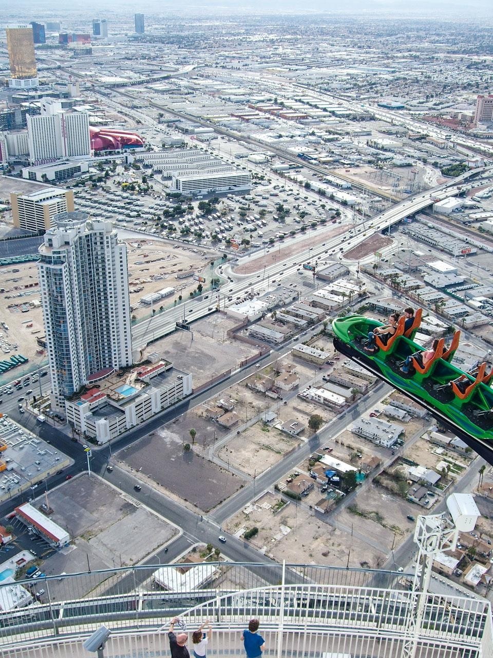 X-Scream, sulla cima della più alta torre panoramica degli USA, la Stratosphere Tower (350 metri), offre dal 1996 un tuffo nel vuoto sulla città di Las Vegas. Tra le altre sue attrative, c’è una <i>free fall tower</i> e la giostra Insanity. Photo © Joel A. Rogers – CoasterGallery.com