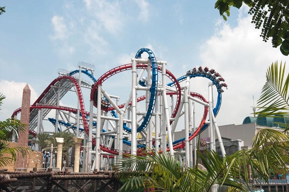 In apertura: il giapponese White Cyclone del Nagashima Land Spa (aperto nel 1994), terzo roller-coaster in legno più lungo del mondo con i suoi 1.700 metri e settimo per altezza (©Joel A. Rogers–coastergallery.com). Qui sopra: Il Battlestar Galactica, un <i>duelling launch coaster</i> di Vekoma Rides Manufacturing aperto nel 2010 agli Universal Studios di Singapore®. Photo © Vekoma Rides Manufacturing