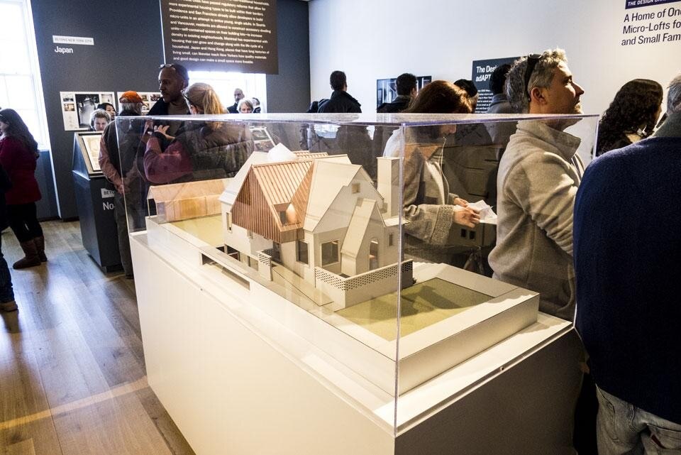 In apertura: modello del progetto di Stan Allen e Rafi Segal. Qui sopra: modello del progetto <i>Local Addition</i> di Deborah Gans