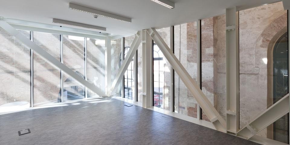 Le pareti del volume sono travi reticolari bianche alte quanto il volume stesso