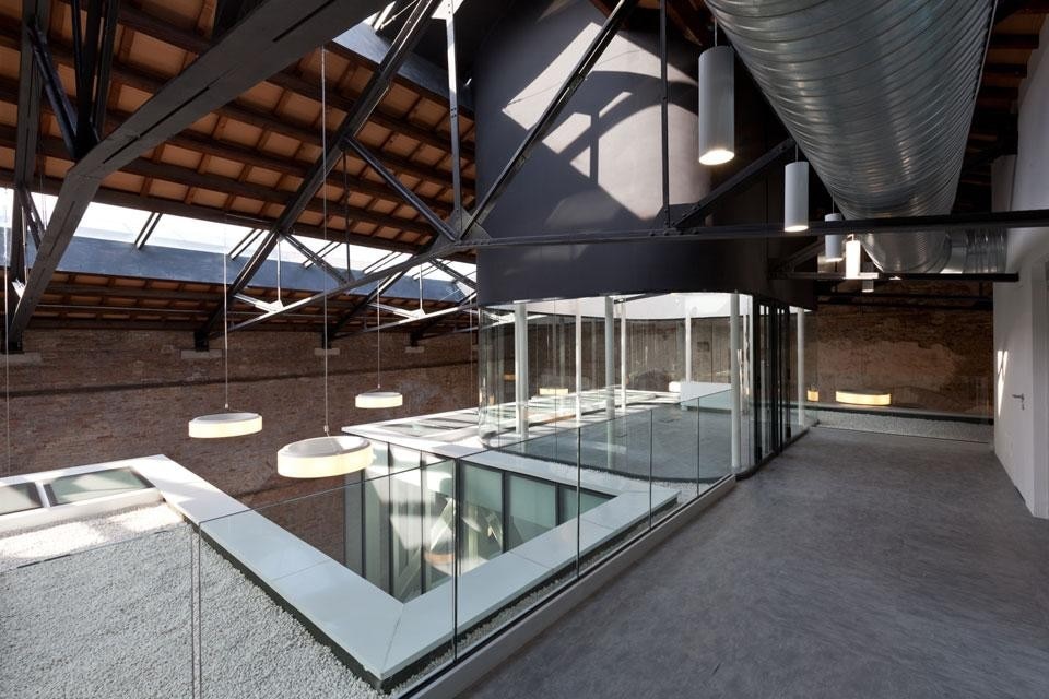 La nuova addizione è indipendente dalla struttura che la ospita tranne che per la luce, la cui sorgente principale sono le aperture nel tetto